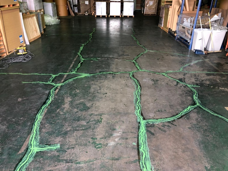 埼玉県入間郡三芳町の物流倉庫（配送センター）｜コンクリート床のクラックを処理して防塵塗装：ケミクリートＥＰカラー