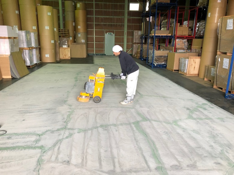 埼玉県入間郡三芳町の物流倉庫（配送センター）｜コンクリート床のクラックを処理して防塵塗装：ケミクリートＥＰカラー