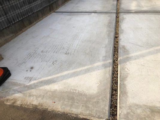 茨城県坂東市の個人邸ガレージクレーム解決事例（駐車場）｜コンクリート色ムラに床塗装（塗床）