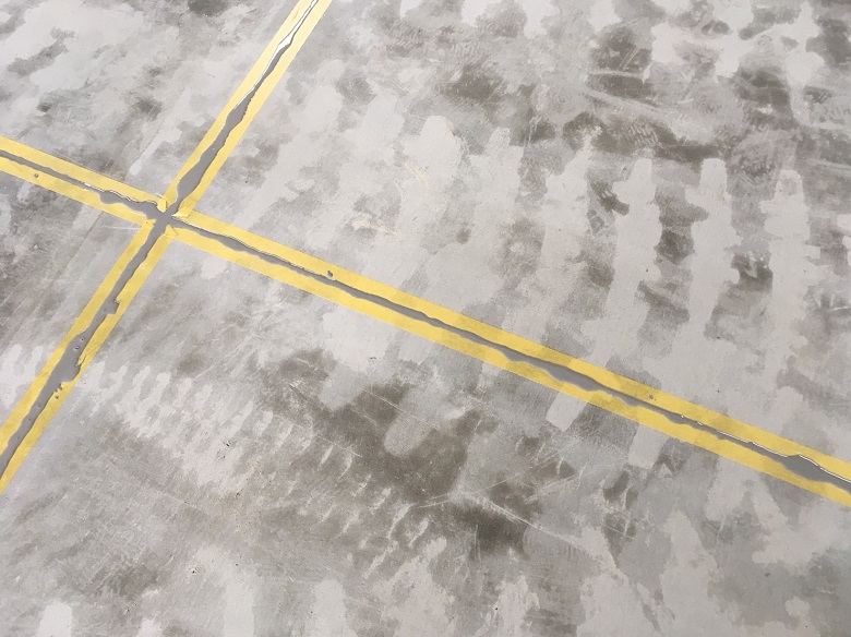 群馬県高崎市の倉庫（配送センター）｜コンクリート床にABCカッター目地シールを施工