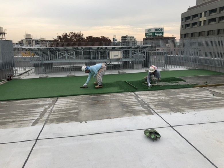 東京都世田谷区のビル|屋上床ゴムチップ舗装（塗床）：パークコートゴムチップカラー