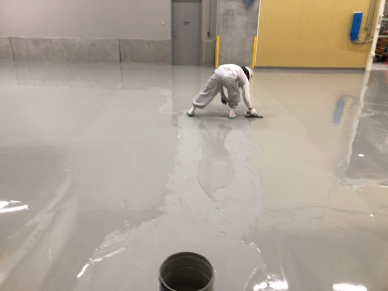 神奈川県横浜市の物流センター（倉庫）｜床塗装（塗床）工事：ユータックコンプリート