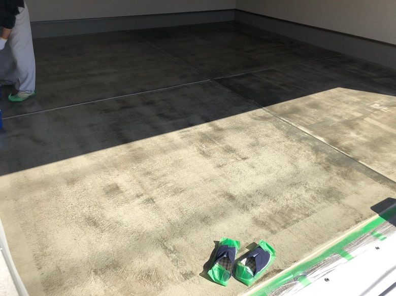 埼玉県越谷市の個人邸ガレージ（駐車場）（カーポート）｜床塗装（塗床）工事：ケミクリートＥ