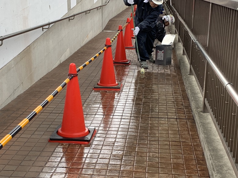 東京都内外部通路｜タイル床滑り止め塗装：セーフティコートタイル