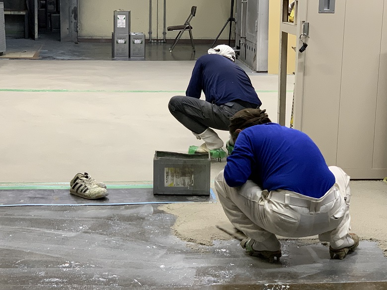 埼玉県戸田市の柴崎塗装工業様｜工場床コンクリート凸凹解消の塗装：ケミクリートＥ