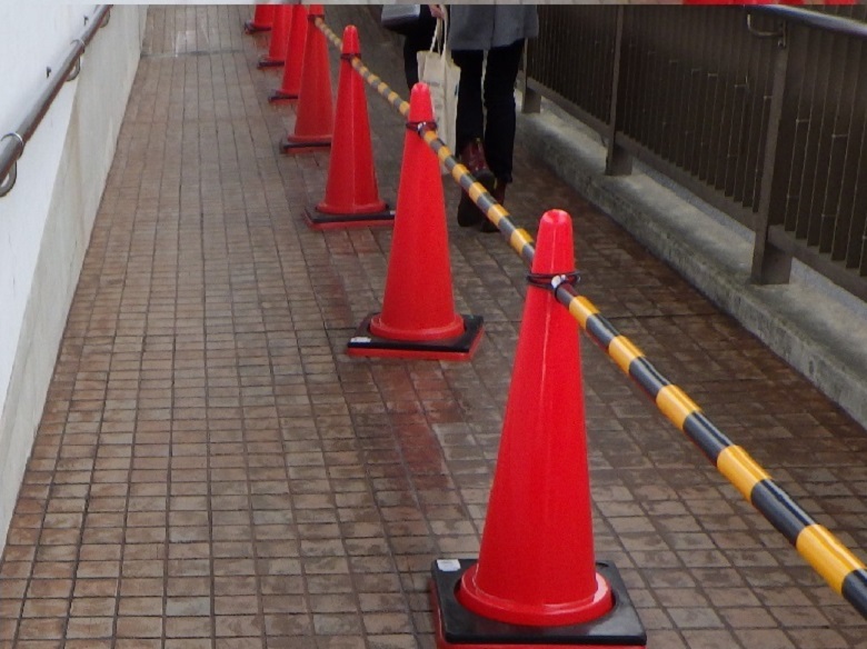 東京都内外部通路｜タイル床滑り止め塗装：セーフティコートタイル