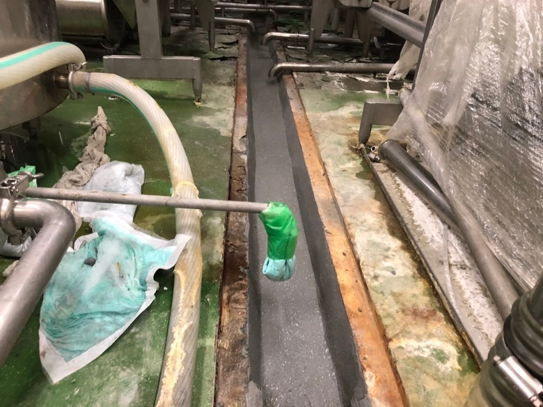 栃木県の食品工場｜側溝の腐食コンクリートをタフクリートＭＨ（耐熱床塗装）で補修