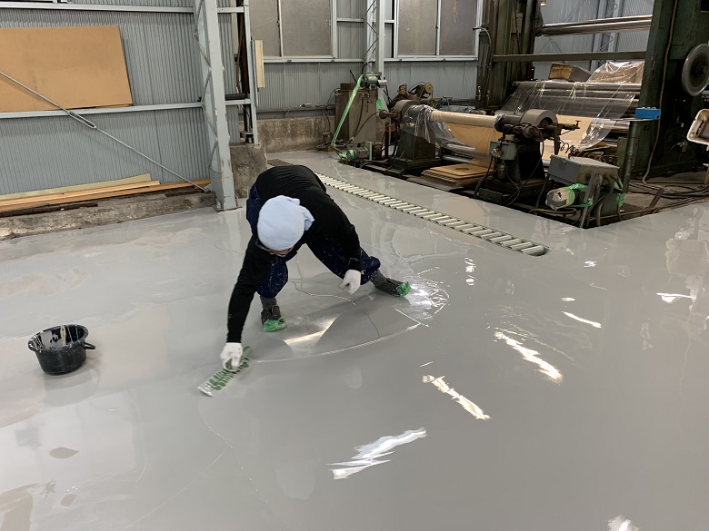 東京都墨田区の小林紙工様｜工場床の凸凹を直す床塗装（塗床）：ケミクリートＥ