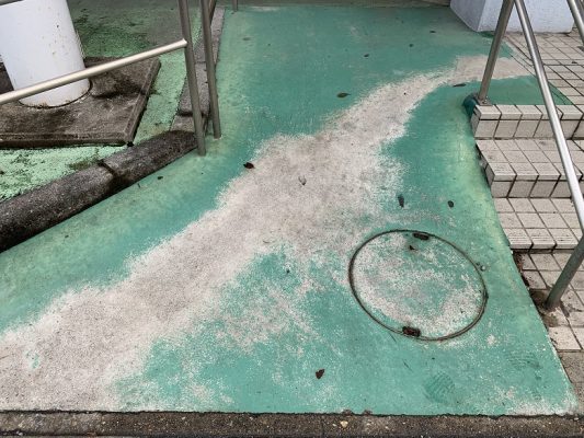 さいたま市大宮区のスーパーマーケット外部通路｜転倒防止目的の防滑塗床工事：カラートップＰ