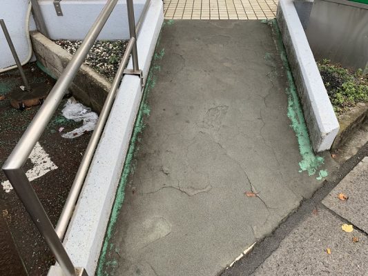 さいたま市大宮区のスーパーマーケット外部通路｜転倒防止目的の防滑塗床工事：カラートップＰ