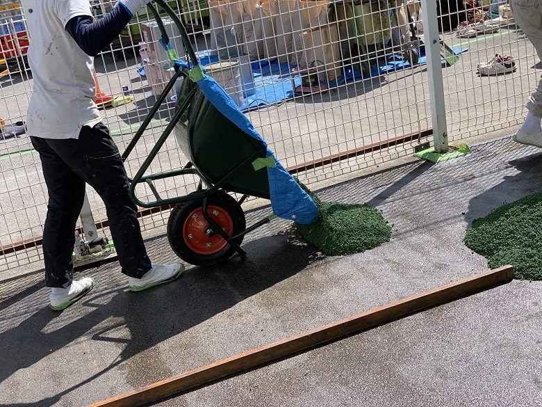 東京都江東区のスーパーマーケットカート置場｜騒音低減目的のゴムチップ塗床施工：パークコートゴムチップカラー