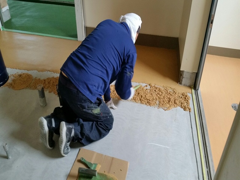 東京都町田市の学校給食室コンクリート床｜耐熱塗床工事：タフクリートＭＨ（水性硬質ウレタン）を施工しました。