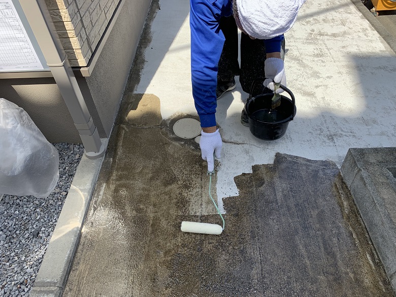 クレーム解決事例、駐車場｜黒く汚れたコンクリートの悩み・不安を床塗装で解消。