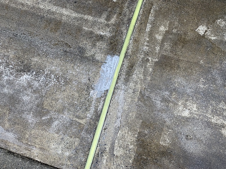 クレーム解決事例、駐車場｜黒く汚れたコンクリートの悩み・不安を床塗装で解消。