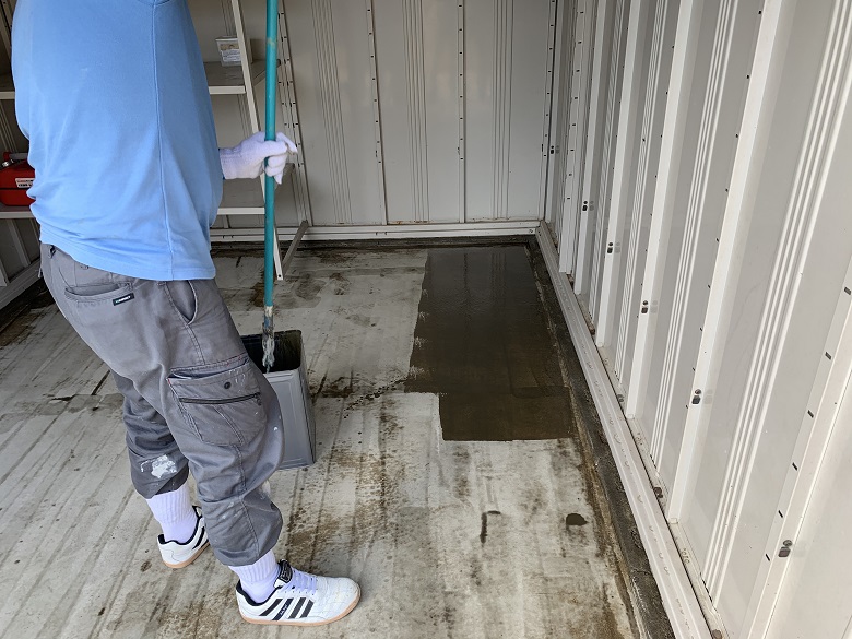 千葉県大網白里市｜バイク用ガレージのコンクリートの湿気を遮断する目的で床塗装（塗床）工事