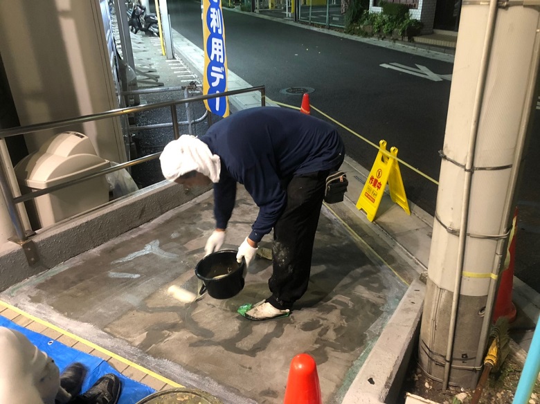 さいたま市大宮区のスーパーマーケット外部通路｜転倒防止目的の防滑塗床工事：カラートップＰ