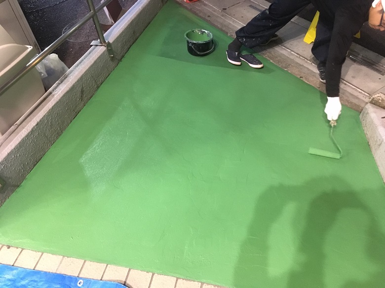 さいたま市大宮区のスーパーマーケット外部通路｜転倒防止目的の防滑塗床工事：カラートップＰ