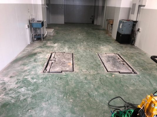 東京都目黒区のガソリンスタンドの整備工場｜オイル染み防止目的塗床工事：ケミクリートＥ