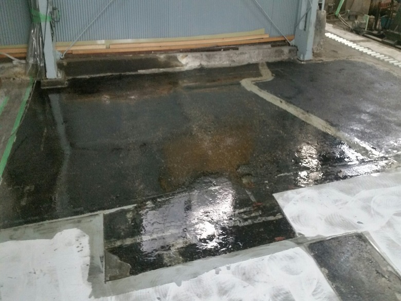 東京都墨田区の小林紙工様｜工場床の凸凹を直す床塗装（塗床）：ケミクリートＥ