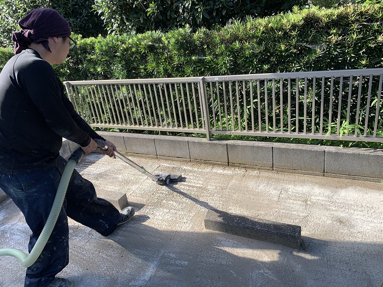 千葉県大網白里市の駐車場｜汚れたコンクリートを床塗装（塗床）工事で均一な色に改修：ケミクリートＥＰカラー