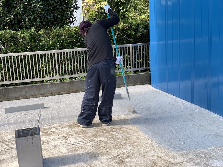 千葉県大網白里市の駐車場｜汚れたコンクリートを床塗装（塗床）工事で均一な色に改修：ケミクリートＥＰカラー