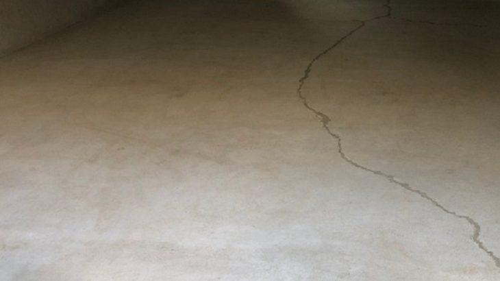 ハウスメーカー向けクレーム解決事例。東京都世田谷区の個人邸｜ガレージ床ひび割れ補修：床塗装：ケミクリートＥＰカラー