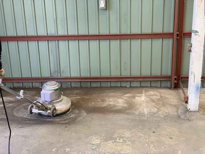 茨城県土浦市の倉庫を自動車のラッピング工場向けに塗床工事：ケミクリートＥＰカラー