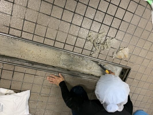 埼玉県新座市の老人ホーム｜厨房側溝塗床工事：タフクリートＭＷ