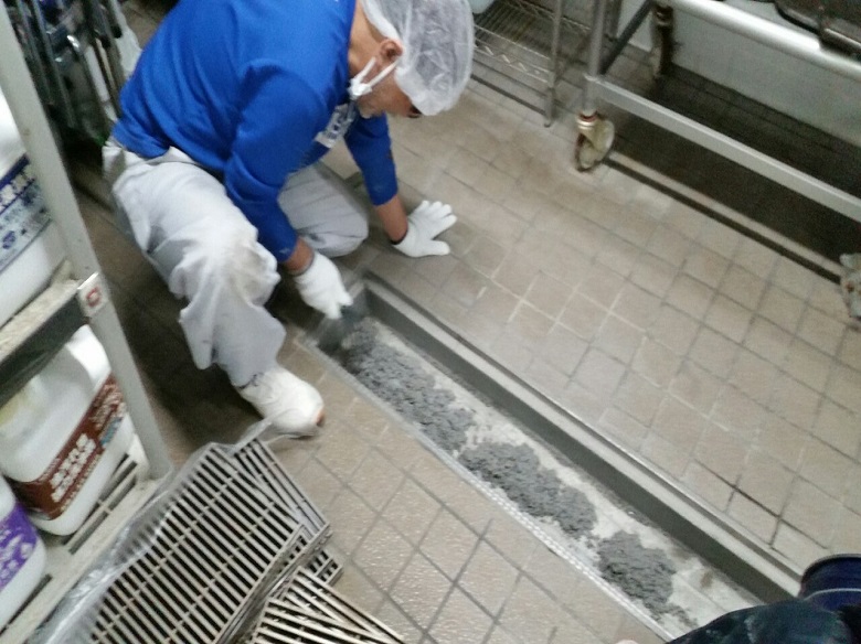 埼玉県新座市の老人ホーム｜厨房側溝塗床工事：タフクリートＭＷ