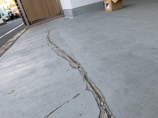 東京都北区の倉庫入り口｜コンクリートひび割れ補修と床塗装｜ジョリエースＥ