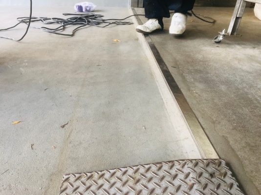 東京都北区の倉庫入り口｜コンクリートひび割れ補修と床塗装｜ジョリエースＥ