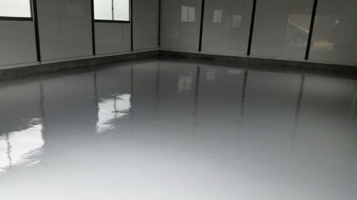 貸倉庫の塗床工事｜床のひび割れと油汚れを解消する塗床改修工事