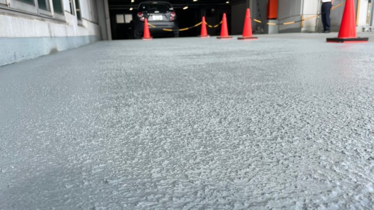 駐車場（スロープ）の塗床工事｜東京都の自動車販売ディーラーにて駐車場防水改修