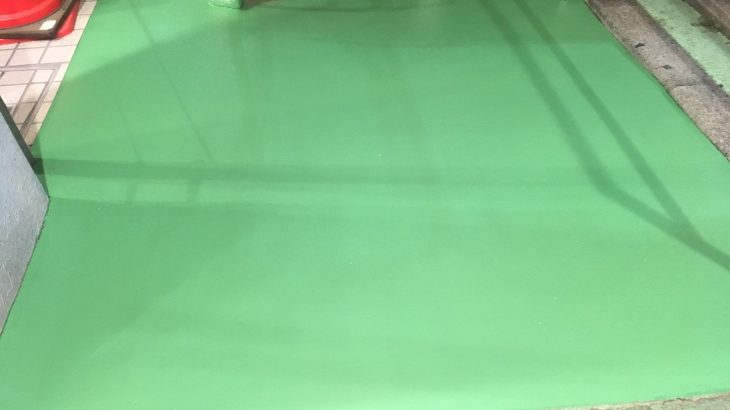 屋外通路の塗床（床塗装）工事｜埼玉県さいたま市の某スーパーにて床補修工事