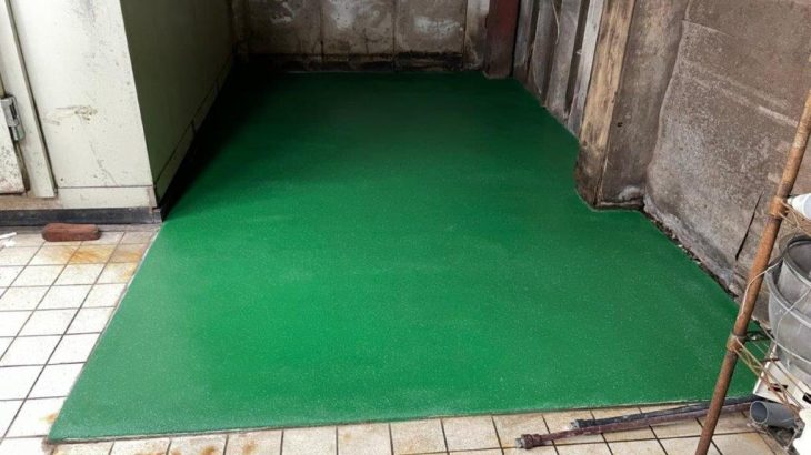 油が染み込んだ床の塗床工事｜茨城県水戸市の精肉店にて床補修工事（タフクリートMH）