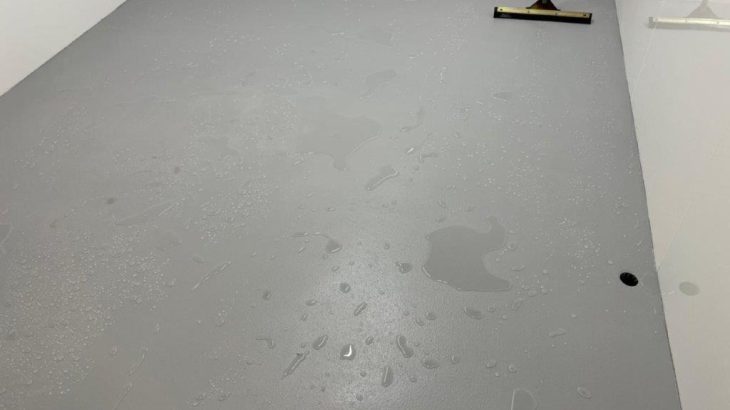 海鮮和食店の塗床（床塗装）工事｜茨城県東茨城郡大洗町 厨房の水たまり是正に伴う床補修（ケミクリートMS）