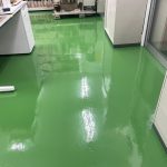 川越市印刷工場の通路・作業場におけるケミクリートEPカラー完成後の床面