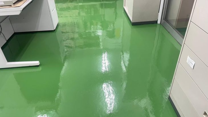 川越市印刷工場の通路・作業場におけるケミクリートEPカラー完成後の床面