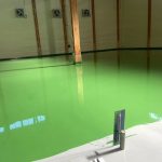 施工前の作業場の床。未処理のコンクリート床が広がる山梨県韮崎市の病院マットレス工場内部。