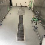 タフクリートMH施工完了後の厨房床。滑り止め仕様のグレー塗床が美しく、衛生的な仕上がり。