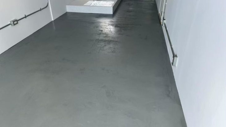美容室の床改修 カチオン樹脂モルタルを施工し、床の不陸を補修して平滑に仕上げた状態