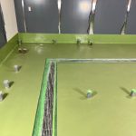 厨房床と排水溝まわりを仕上げたケミクリートE防滑工法の完了写真｜清潔で安全な厨房床