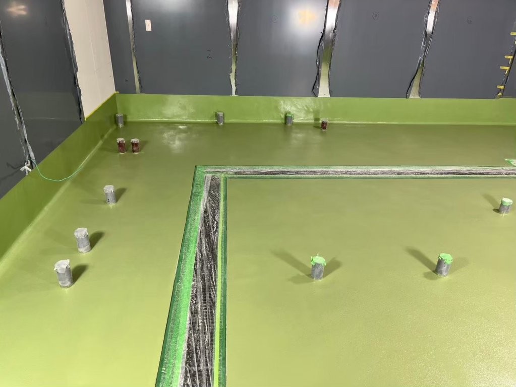 厨房床と排水溝まわりを仕上げたケミクリートE防滑工法の完了写真｜清潔で安全な厨房床