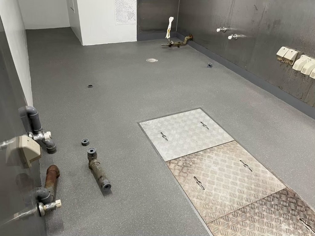 神奈川県横浜市の立ち食い蕎麦屋 厨房の床塗装工事完了後。フラットで清潔感のある床面に仕上がった様子