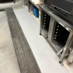 厨房内の床塗装工事完了後。ケミクリートMSで均一に仕上げられた防滑塗床で、清掃性と衛生面が大幅に向上している。