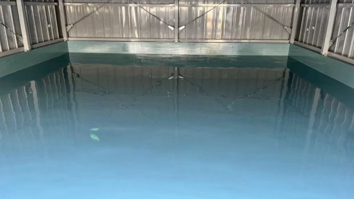 塗床工事完了後のガレージ床（光沢のある仕上がり）