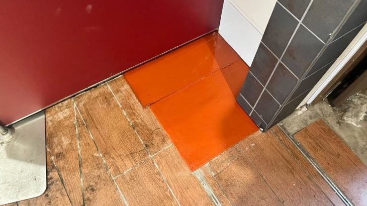 スーパーマーケット ベーカリー売り場の床補修・塗床工事｜埼玉県桶川市 作業スペース部分補修（ケミクリートMS使用）