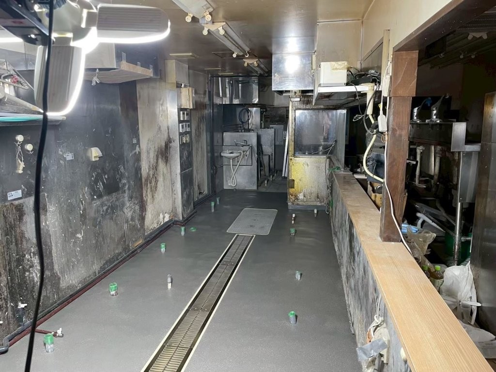 リニューアルオープンに伴うラーメン店厨房床改修工事完了後の様子｜埼玉県所沢市