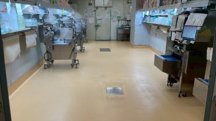 大手スーパーマーケット 精肉作業室 床の塗床（床塗装）改修工事｜埼玉県朝霞市 作業場床改修工事（ボウジンテックスMMA）