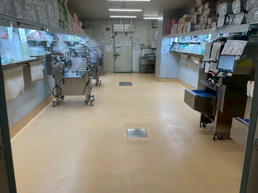 精肉作業室 床改修工事 完成｜短工期で仕上げた防滑塗床の作業空間全体